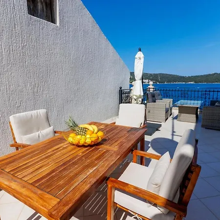 Seafront For4 * فيس